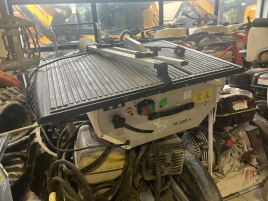 SCIE DE CARRELAGE HUSQVARNA TS230F - Outil/ Équipement: photos 2 SCIE DE CARRELAGE HUSQVARNA TS230F - Outil/ Équipement: photos 2