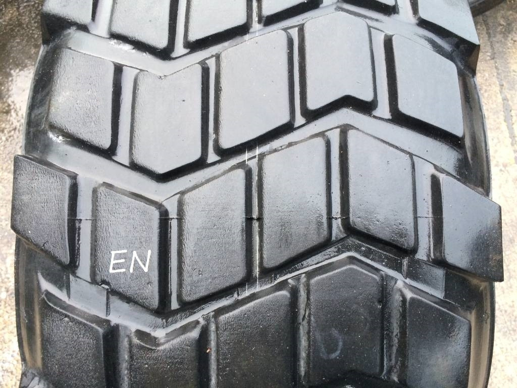 Michelin 525/65R20.5 XS - USED EN 80%  - Pneu pour Machine agricole: photos 3 Michelin 525/65R20.5 XS - USED EN 80%  - Pneu pour Machine agricole: photos 3