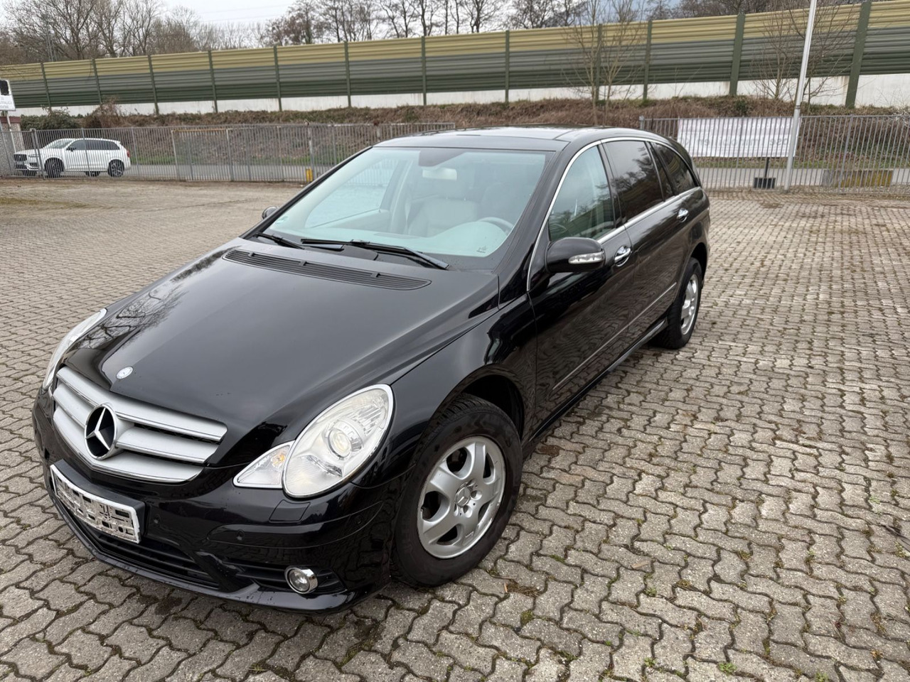 Mercedes-Benz R - SUV: photos 1 Mercedes-Benz R - SUV: photos 1