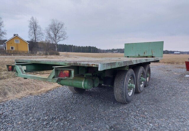 JALKALAVAKÄRRY - 3-akselinen ILMA-ALUSTAINEN KÄRRY MONEEN KÄYTTÖÖN - Remorque plateau agricole: photos 3 JALKALAVAKÄRRY - 3-akselinen ILMA-ALUSTAINEN KÄRRY MONEEN KÄYTTÖÖN - Remorque plateau agricole: photos 3