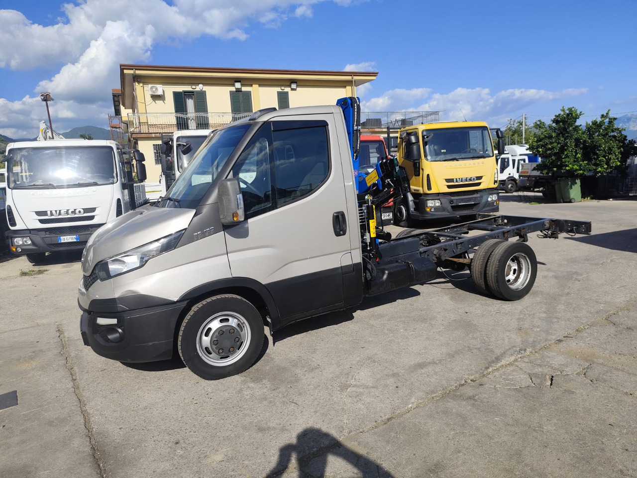 IVECO DAILY 35-130 - Camion grue, Utilitaire benne: photos 2 IVECO DAILY 35-130 - Camion grue, Utilitaire benne: photos 2