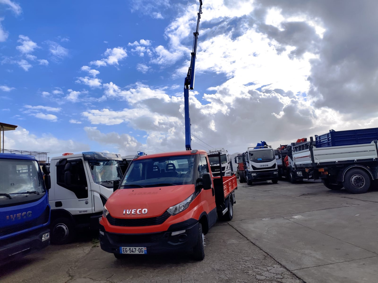 IVECO DAILY 35C13 - Camion grue: photos 2 IVECO DAILY 35C13 - Camion grue: photos 2