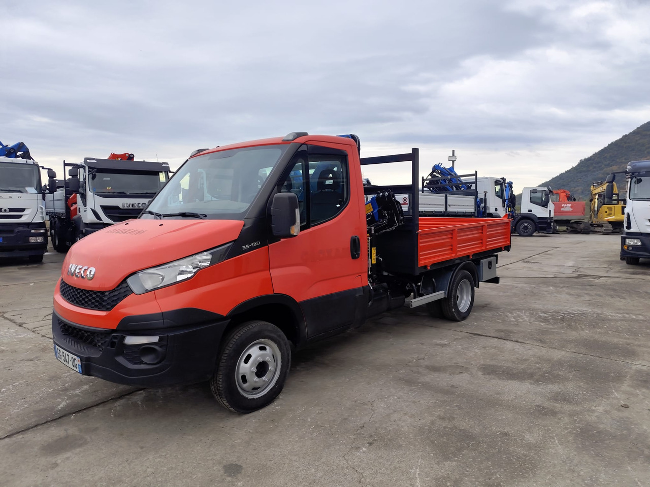 IVECO DAILY 35C13 - Camion grue: photos 1 IVECO DAILY 35C13 - Camion grue: photos 1