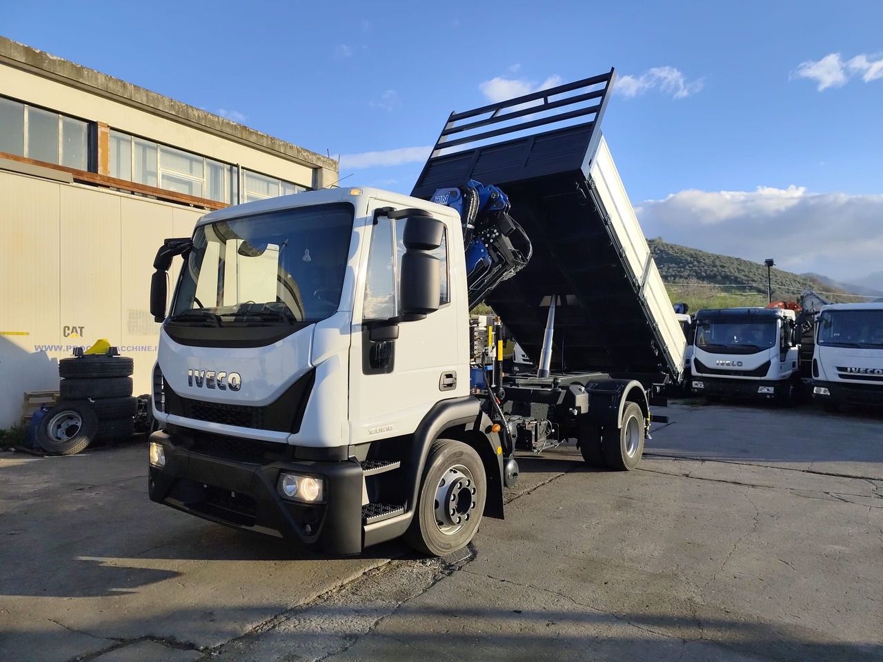 IVECO EUROCARGO 120E28P - Camion grue: photos 2 IVECO EUROCARGO 120E28P - Camion grue: photos 2
