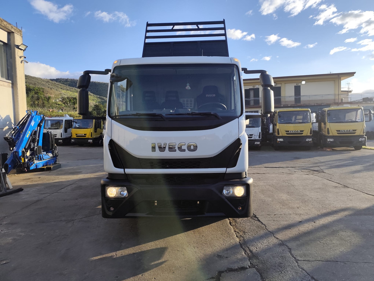 IVECO EUROCARGO 120E28P - Camion grue: photos 5 IVECO EUROCARGO 120E28P - Camion grue: photos 5