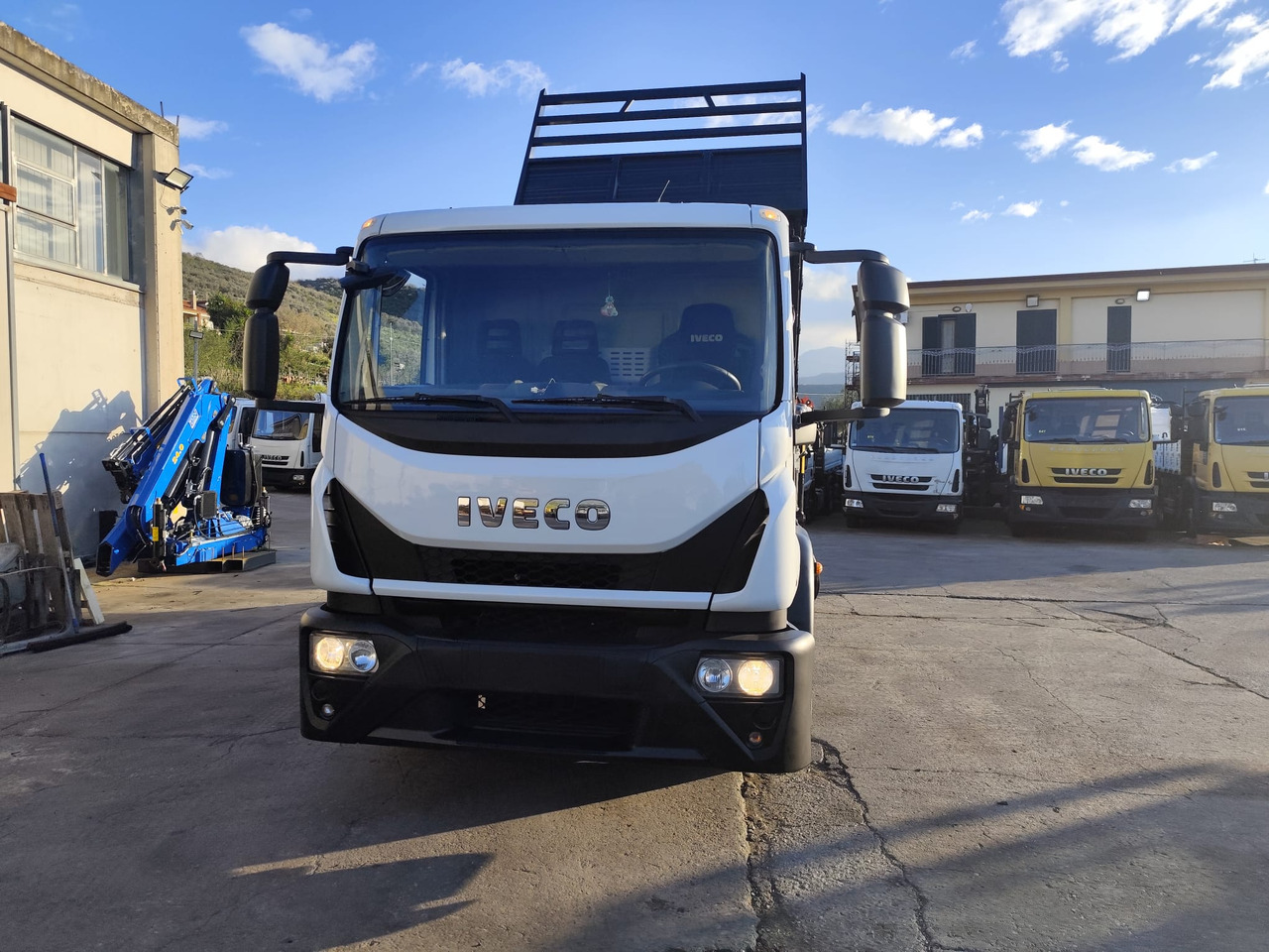 IVECO EUROCARGO 120E28P - Camion grue: photos 4 IVECO EUROCARGO 120E28P - Camion grue: photos 4