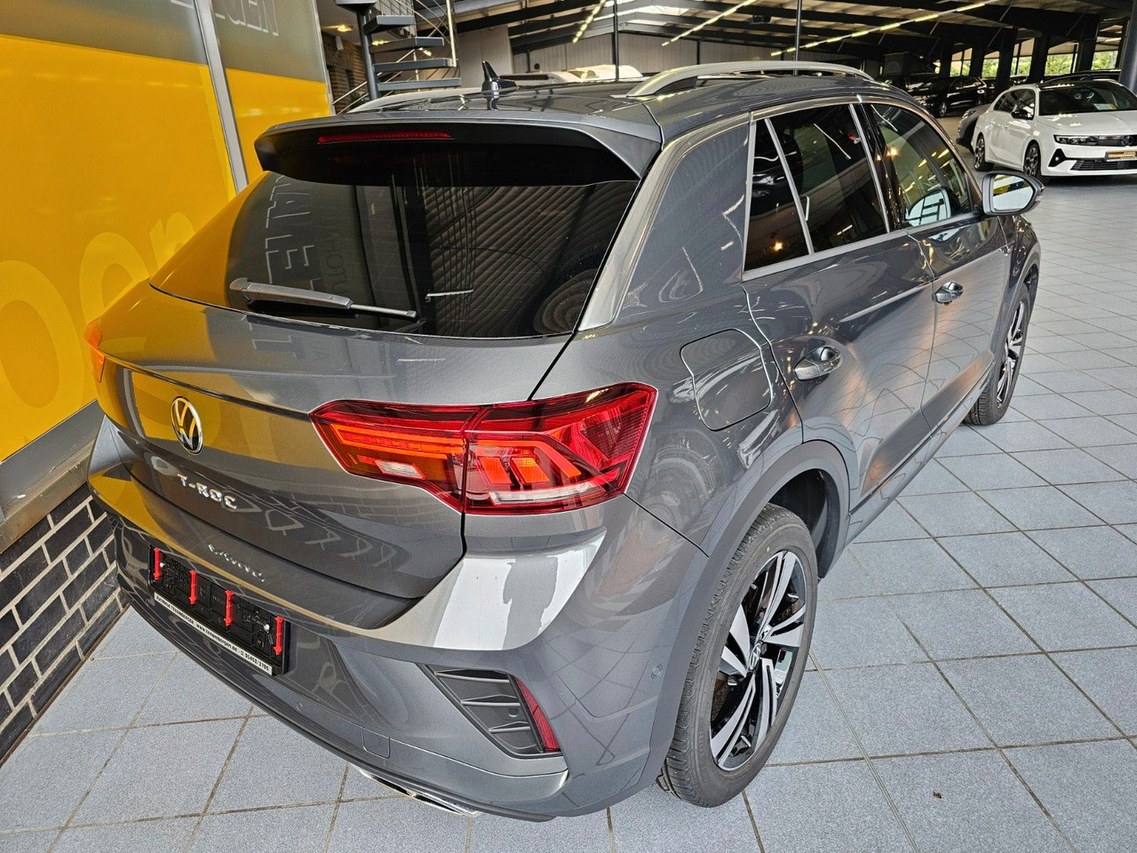 Volkswagen T-Roc R-Line eHeckklappe SHZ LED - SUV: photos 4 Volkswagen T-Roc R-Line eHeckklappe SHZ LED - SUV: photos 4