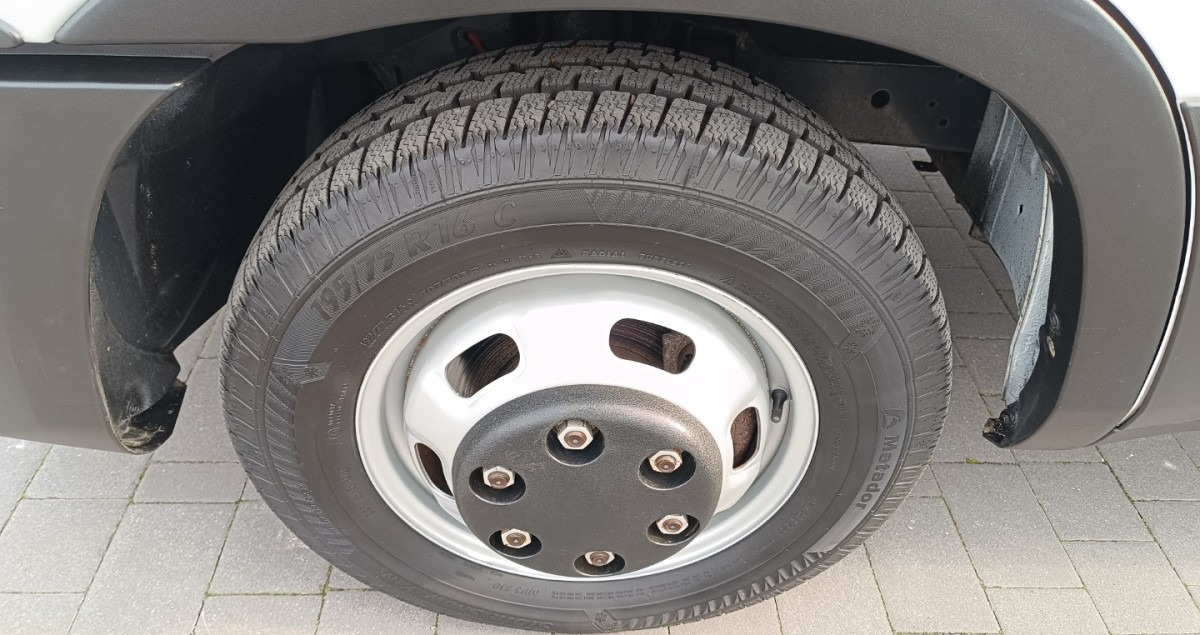 Photo d'intérieur 2: Fourgon utilitaire Iveco Daily 35C13 Blaszak L3H2 na bliźniakach VAT 23