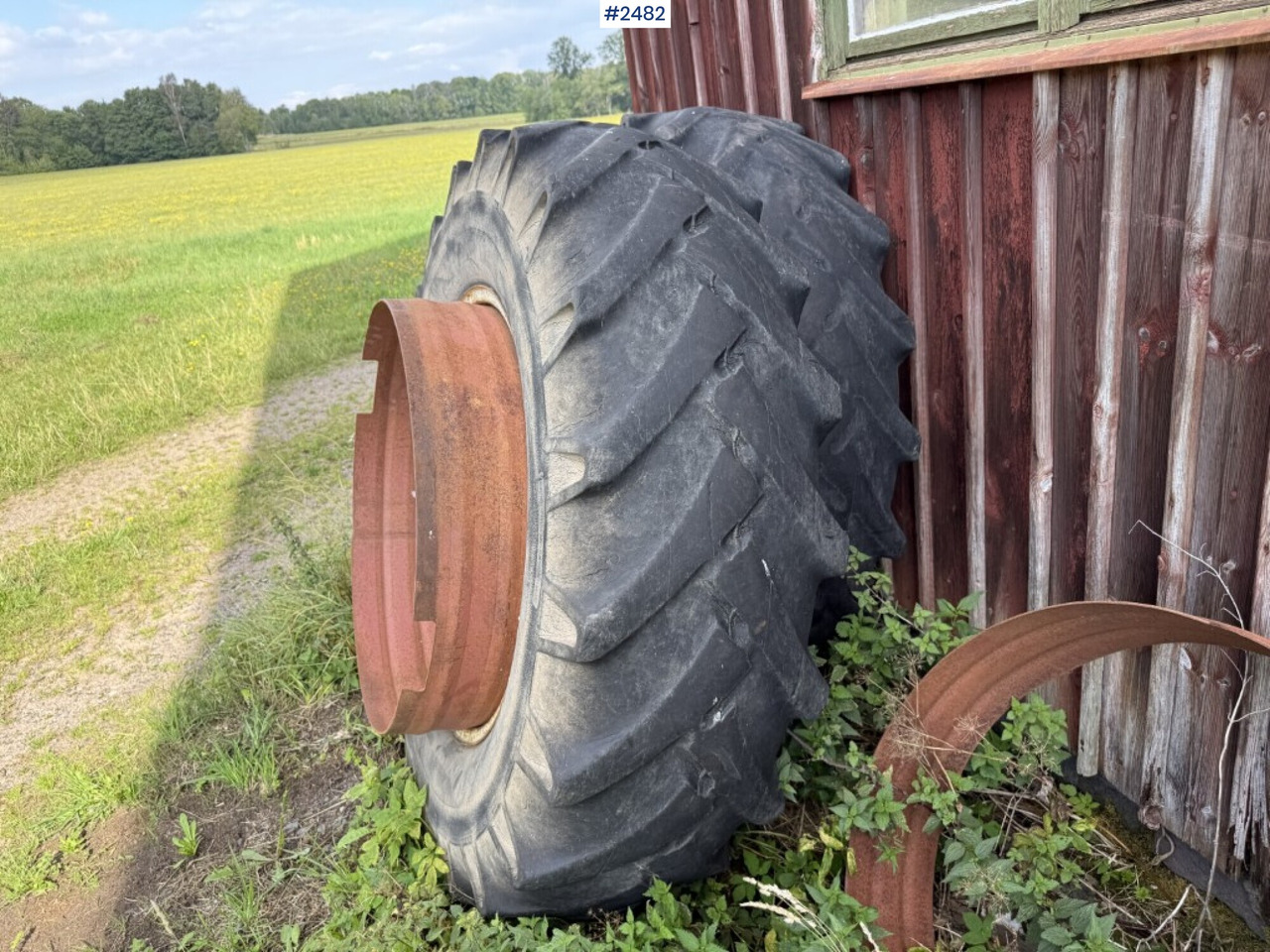 2 tractor tires with rims and rings - Roue complète pour Machine agricole: photos 2 2 tractor tires with rims and rings - Roue complète pour Machine agricole: photos 2