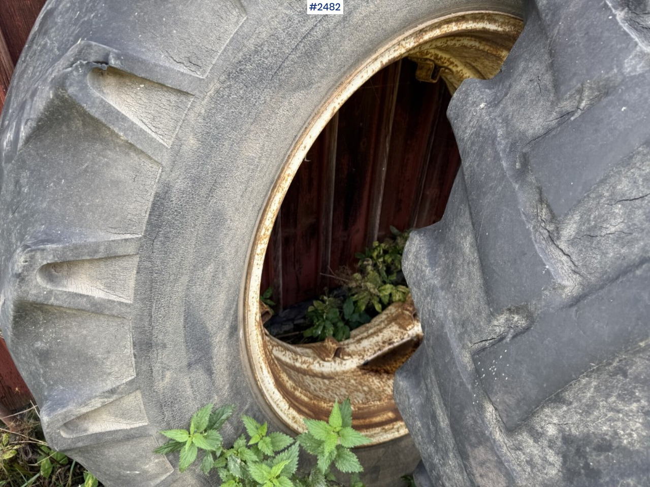 2 tractor tires with rims and rings - Roue complète pour Machine agricole: photos 5 2 tractor tires with rims and rings - Roue complète pour Machine agricole: photos 5