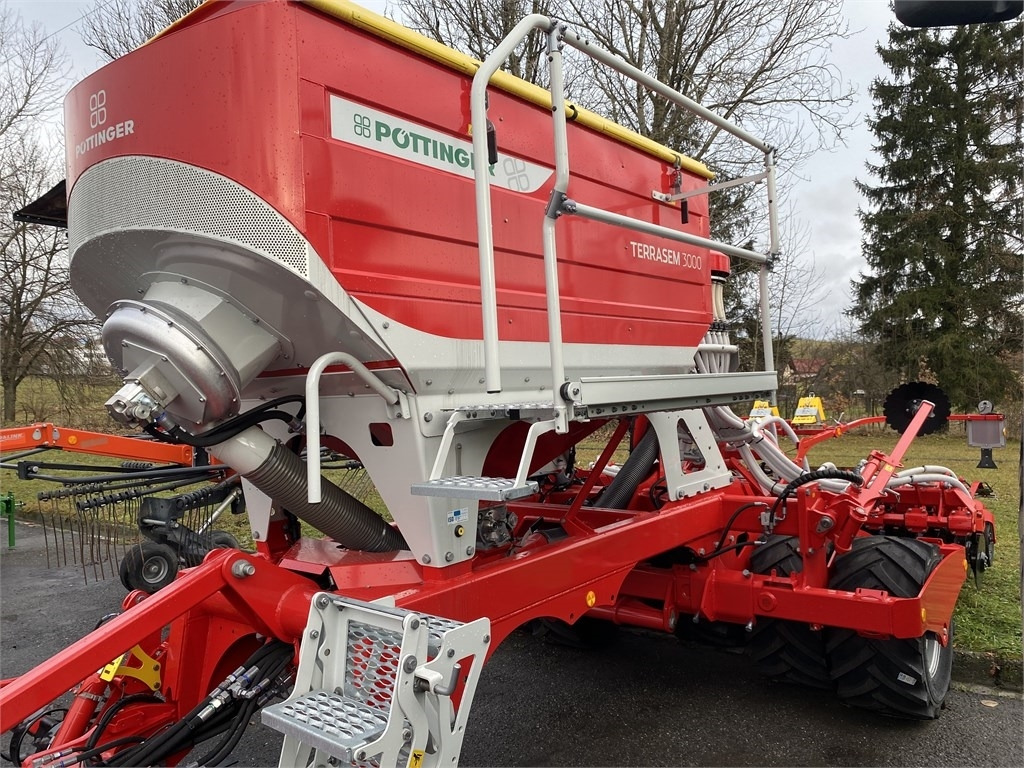 Pöttinger Terrasem 3000 D - Combiné de semis: photos 1 Pöttinger Terrasem 3000 D - Combiné de semis: photos 1
