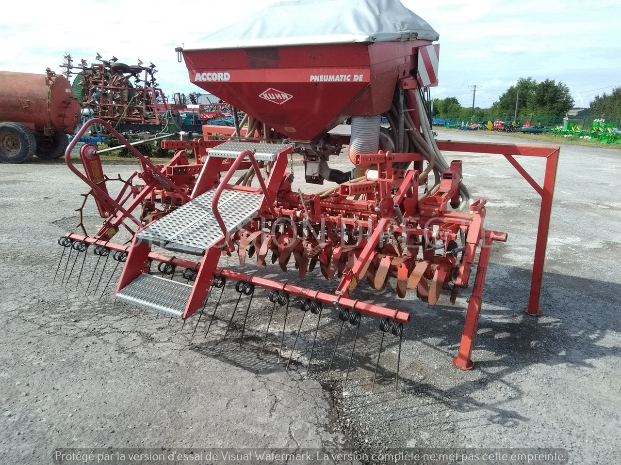 KUHN SEMOIR EN LIGNE ACCORD PNEUMATIC - Combiné de semis: photos 3 KUHN SEMOIR EN LIGNE ACCORD PNEUMATIC - Combiné de semis: photos 3