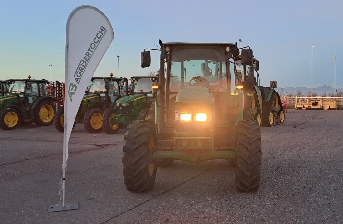 JOHN DEERE 5820 - Tracteur agricole: photos 3 JOHN DEERE 5820 - Tracteur agricole: photos 3