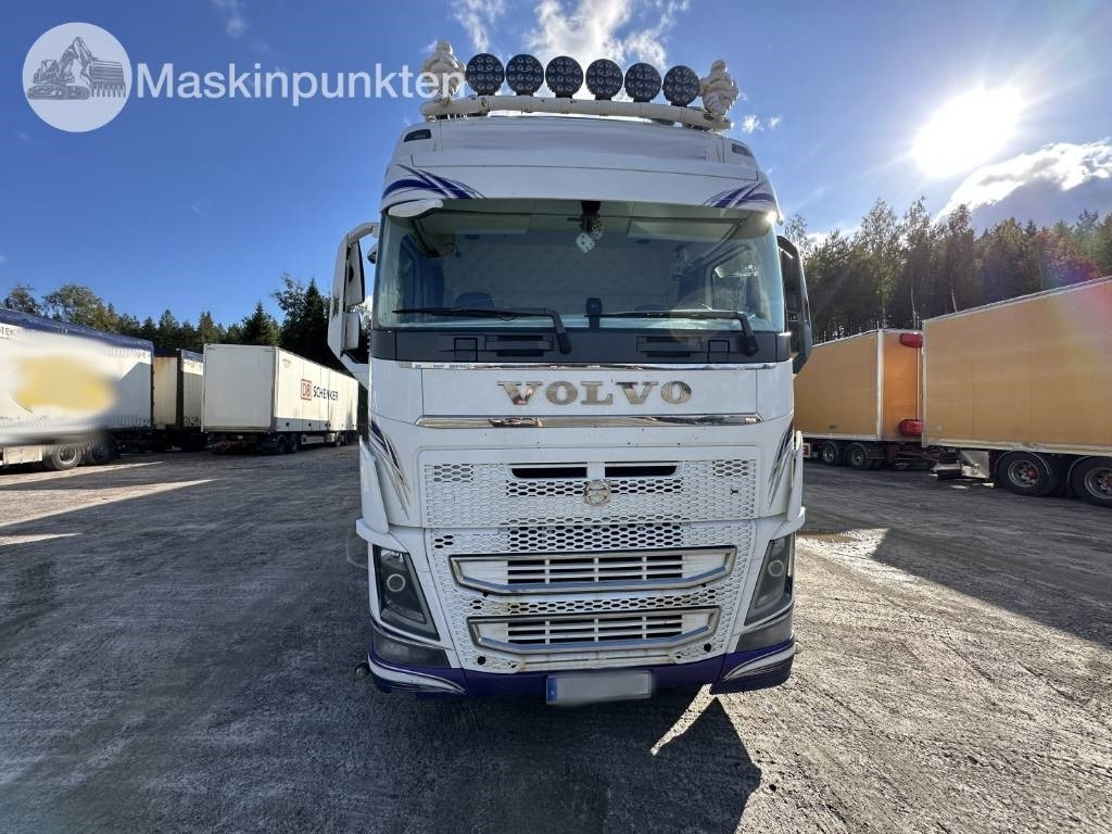 Volvo FH 16 750 - Camion fourgon: photos 3 Volvo FH 16 750 - Camion fourgon: photos 3