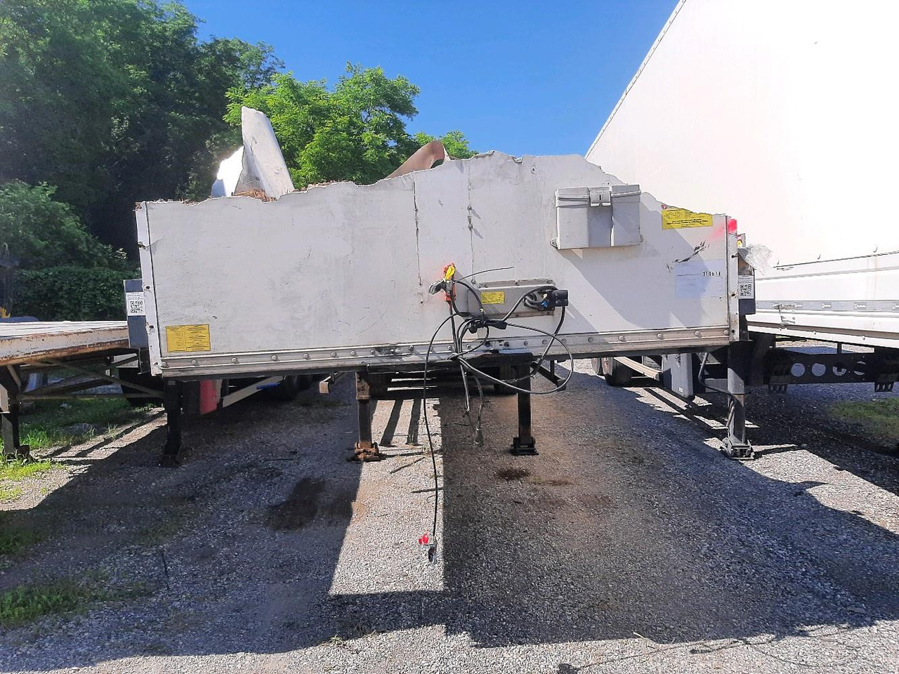 FRUEHAUF 3 ESSIEUX R580 - Semi-remorque plateau: photos 2 FRUEHAUF 3 ESSIEUX R580 - Semi-remorque plateau: photos 2