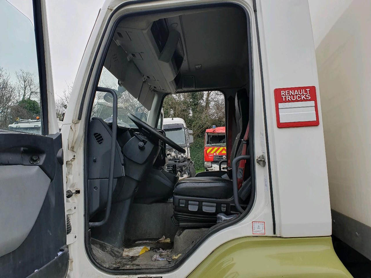 Camion fourgon RENAULT D 12 DTI 215: photos 10 Camion fourgon RENAULT D 12 DTI 215: photos 10