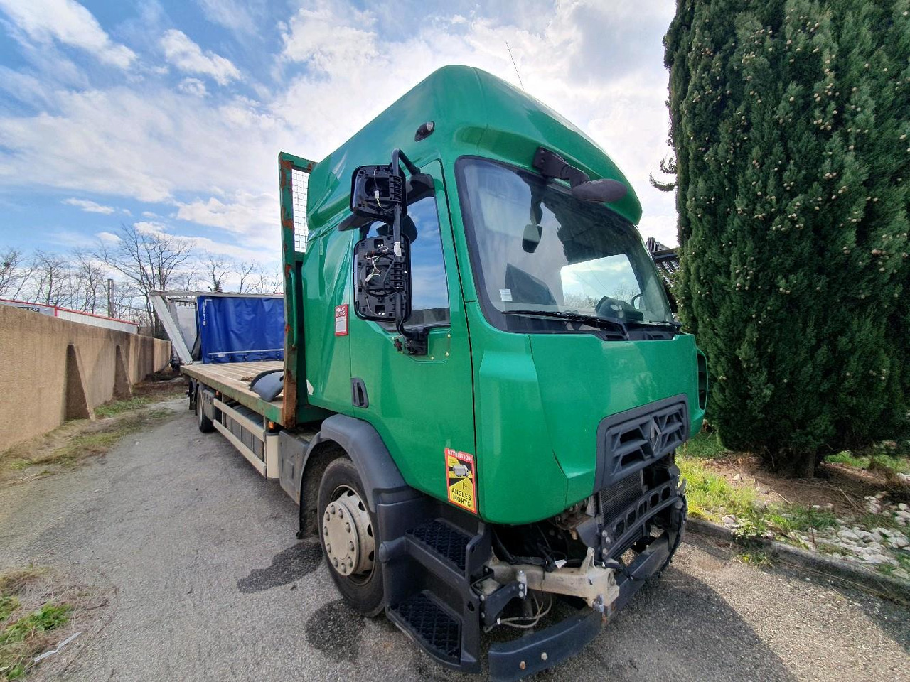 RENAULT D WIDE PLATEAU - Camion plateau: photos 1 RENAULT D WIDE PLATEAU - Camion plateau: photos 1