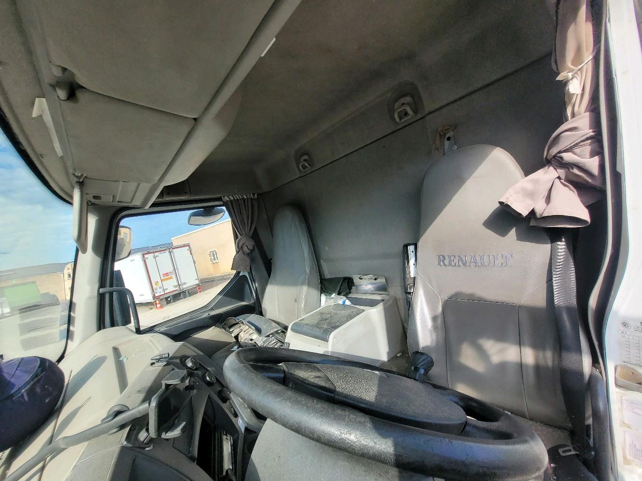 Camion fourgon RENAULT MIDLUM 180 DXL: photos 10 Camion fourgon RENAULT MIDLUM 180 DXL: photos 10