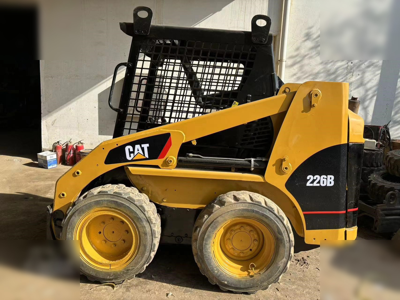 CATERPILLAR 226B - Mini chargeuse: photos 1 CATERPILLAR 226B - Mini chargeuse: photos 1