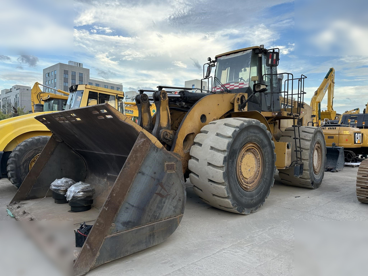 CATERPILLAR 986H - Chargeuse sur pneus: photos 1 CATERPILLAR 986H - Chargeuse sur pneus: photos 1