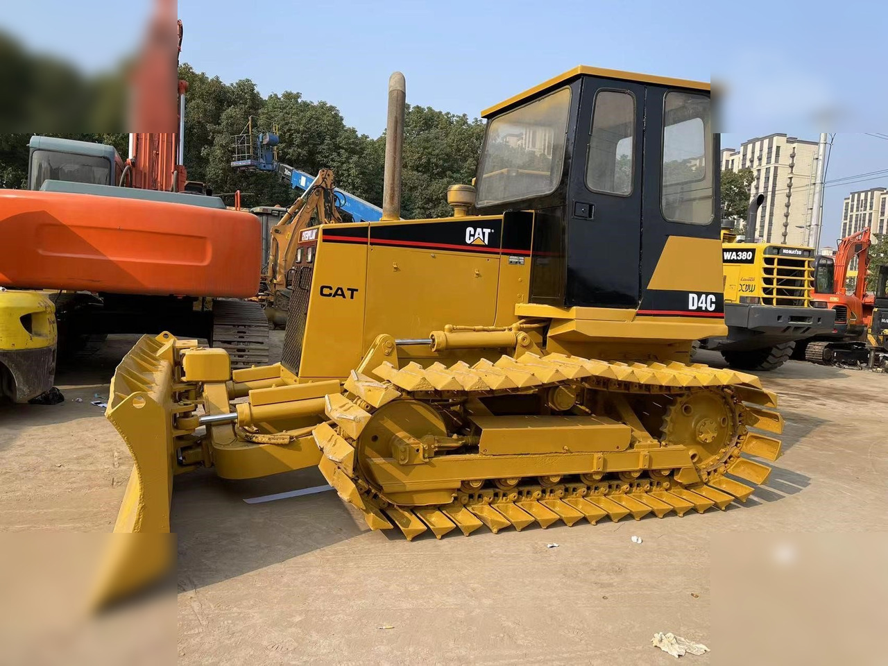 CATERPILLAR D4C - Bulldozer: photos 1 CATERPILLAR D4C - Bulldozer: photos 1