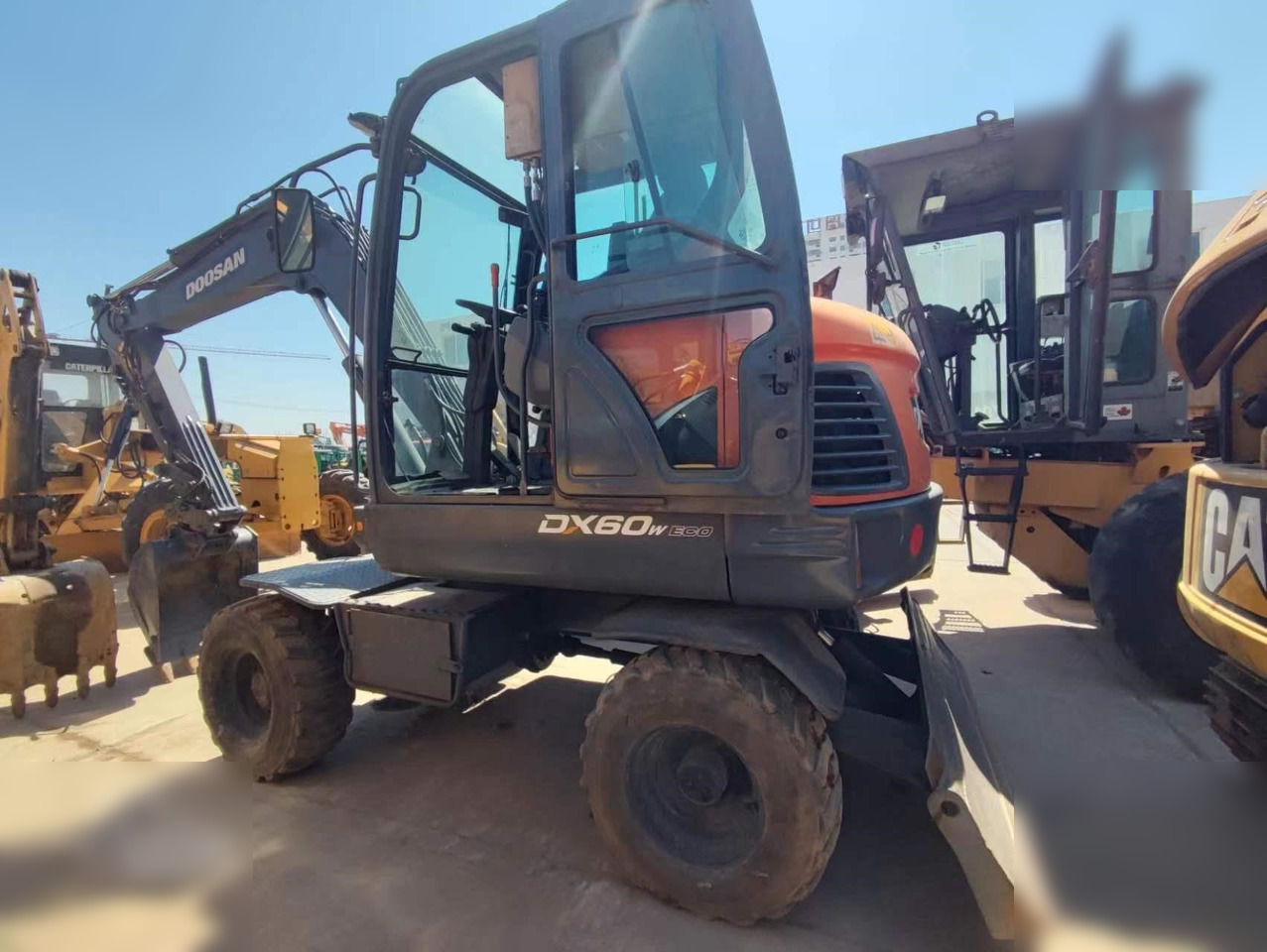 DOOSAN DX60W ECO - Pelle sur pneus: photos 1 DOOSAN DX60W ECO - Pelle sur pneus: photos 1