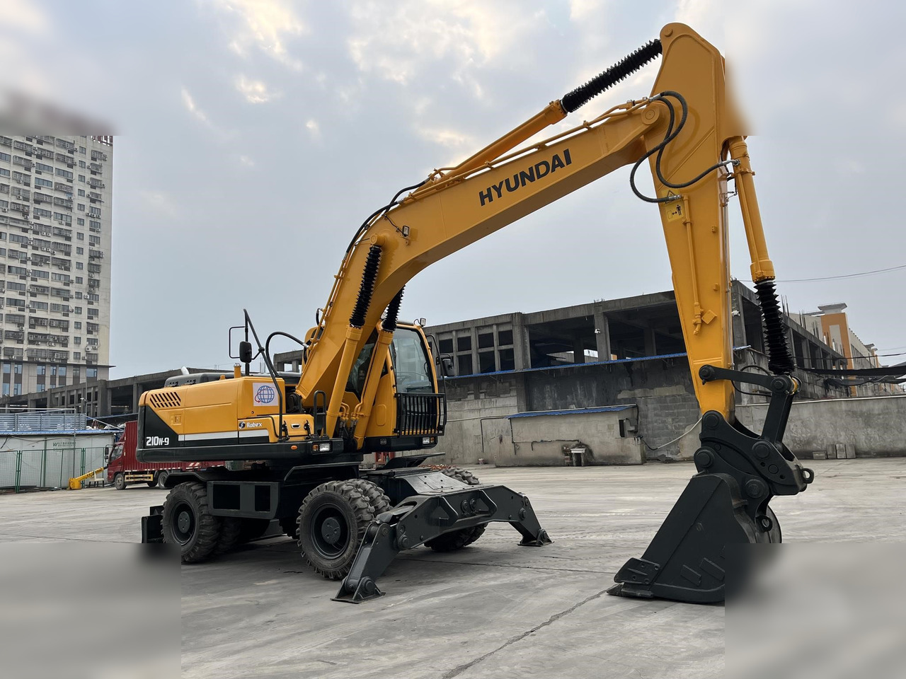 HYUNDAI ROBEX 210W-9 - Pelle sur pneus: photos 2 HYUNDAI ROBEX 210W-9 - Pelle sur pneus: photos 2