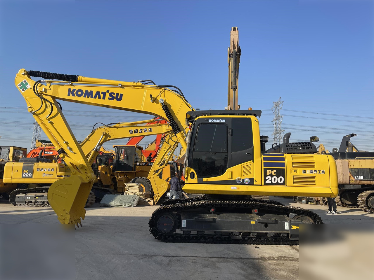 KOMATSU PC200-8 - Pelle sur chenille: photos 1 KOMATSU PC200-8 - Pelle sur chenille: photos 1