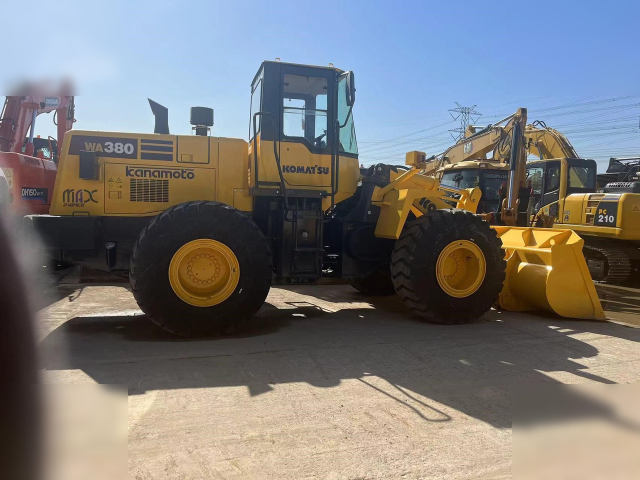 KOMATSU WA320-3 - Chargeuse sur pneus: photos 1 KOMATSU WA320-3 - Chargeuse sur pneus: photos 1