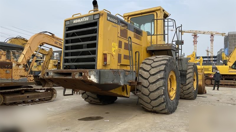 KOMATSU WA600-3 - Chargeuse sur pneus: photos 2 KOMATSU WA600-3 - Chargeuse sur pneus: photos 2