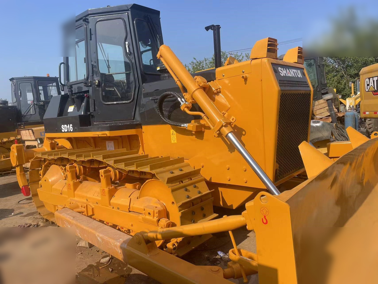 SHANTUI SD16 - Bulldozer: photos 1 SHANTUI SD16 - Bulldozer: photos 1