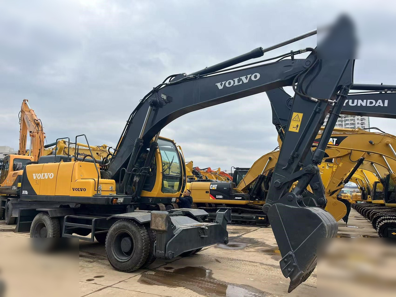 VOLVO EW170 - Pelle sur pneus: photos 4 VOLVO EW170 - Pelle sur pneus: photos 4