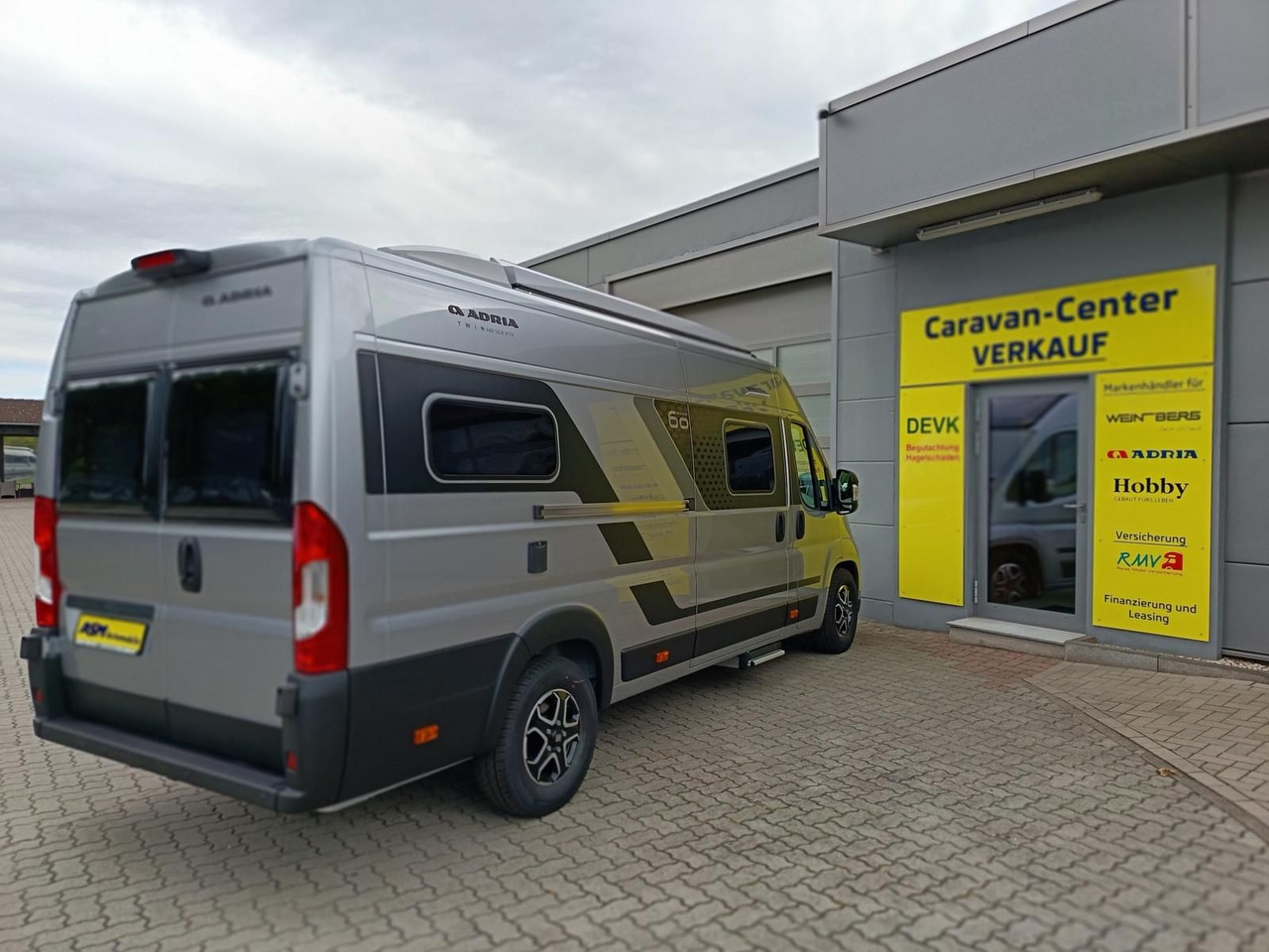 Adria Twin "60Y" 640 SGX 4,25MAXI*JUBILEE*AUFSTELLDACH - Fourgon aménagé: photos 4 Adria Twin "60Y" 640 SGX 4,25MAXI*JUBILEE*AUFSTELLDACH - Fourgon aménagé: photos 4
