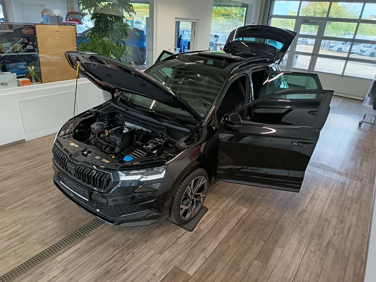Skoda Karoq Sportline 1,5 TSI DSG*AHK*PSD*STD.HZG*NAVI - SUV: photos 2 Skoda Karoq Sportline 1,5 TSI DSG*AHK*PSD*STD.HZG*NAVI - SUV: photos 2