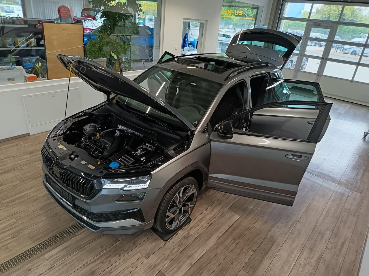 Skoda Karoq Sportline 1,5 TSI DSG*AHK*PSD*STD.HZG*NAVI - SUV: photos 2 Skoda Karoq Sportline 1,5 TSI DSG*AHK*PSD*STD.HZG*NAVI - SUV: photos 2