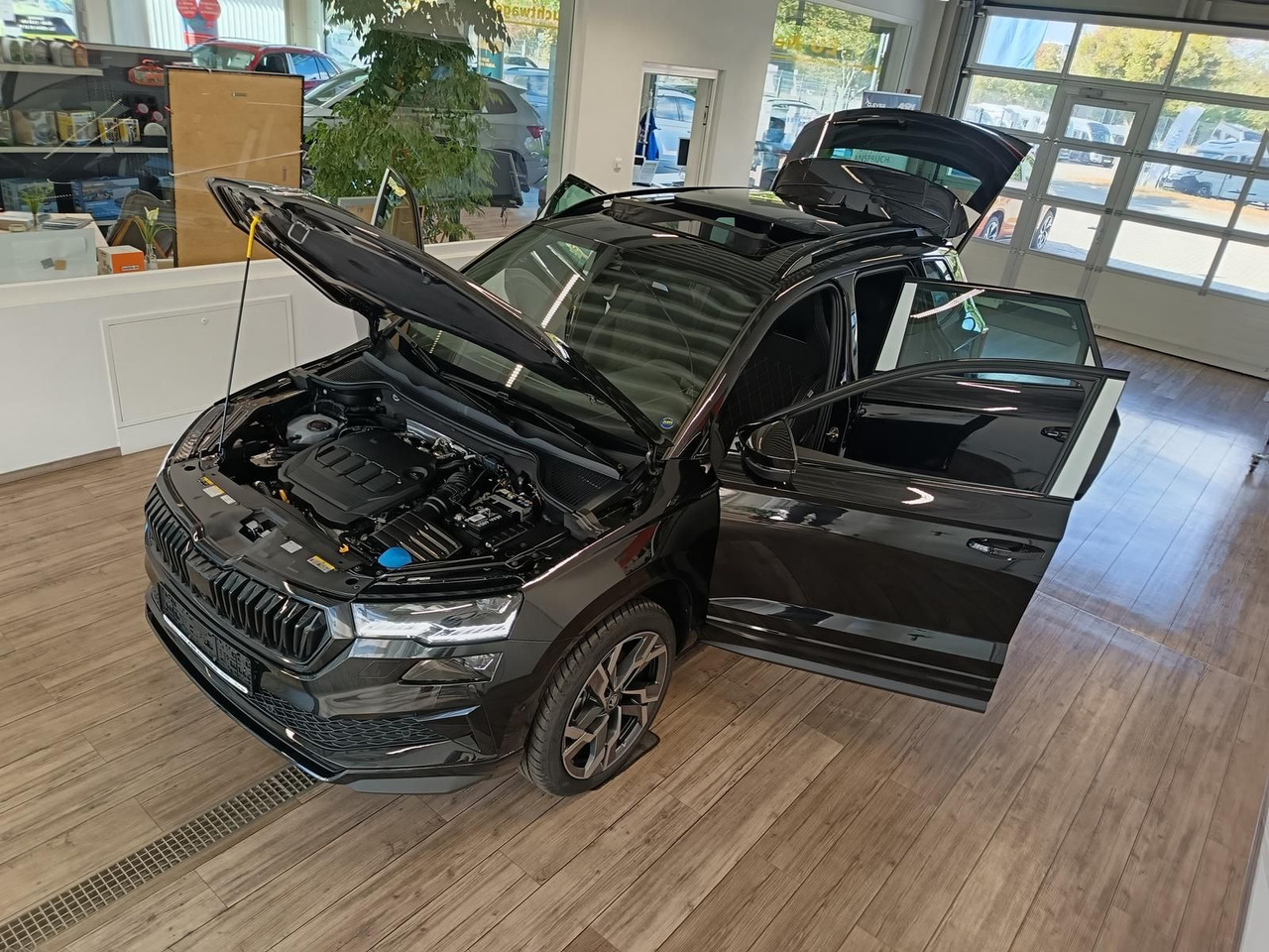 Skoda Karoq Sportline 2,0 TDI 4x4*AHK*PSD*STD.HZG*DCC* - SUV: photos 2 Skoda Karoq Sportline 2,0 TDI 4x4*AHK*PSD*STD.HZG*DCC* - SUV: photos 2