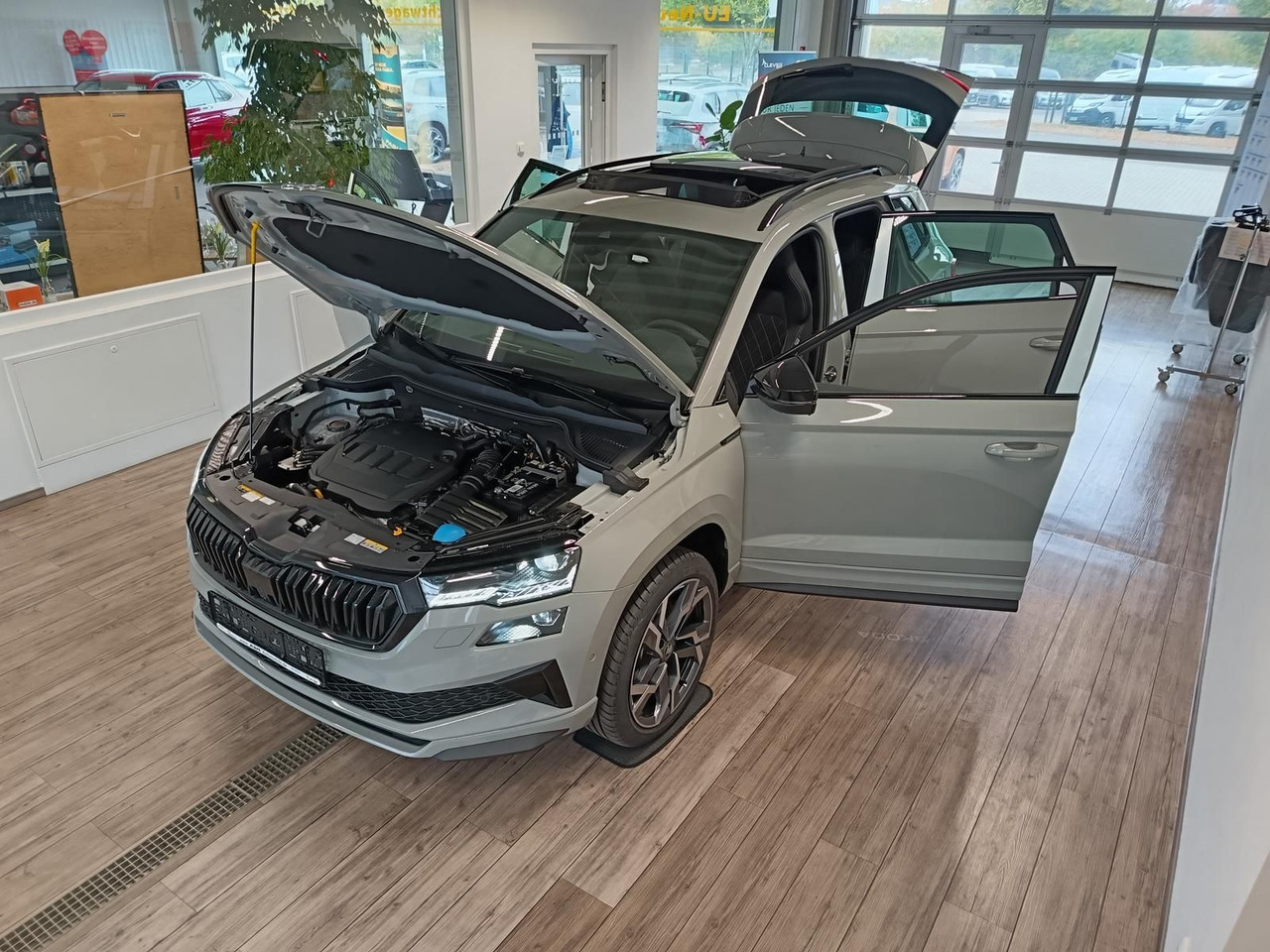 Skoda Karoq Sportline 2,0 TDI DSG 4x4*AHK*PSD*STD.HZG* - SUV: photos 2 Skoda Karoq Sportline 2,0 TDI DSG 4x4*AHK*PSD*STD.HZG* - SUV: photos 2
