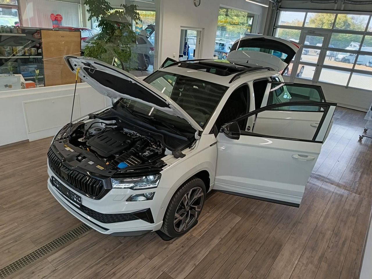 Skoda Karoq Sportline 2,0 TDI DSG 4x4*AHK*PSD*STD.HZG* - SUV: photos 2 Skoda Karoq Sportline 2,0 TDI DSG 4x4*AHK*PSD*STD.HZG* - SUV: photos 2