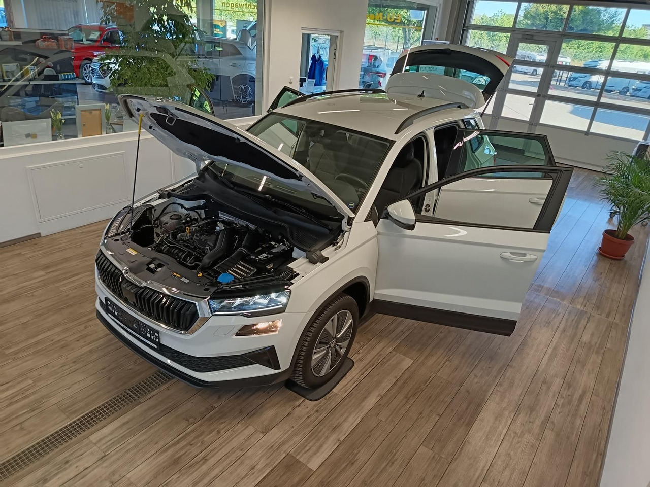 Skoda Karoq Style 1,5TSI DSG*AHK-VORBER*NAVI*LED*R-KAM - SUV: photos 2 Skoda Karoq Style 1,5TSI DSG*AHK-VORBER*NAVI*LED*R-KAM - SUV: photos 2