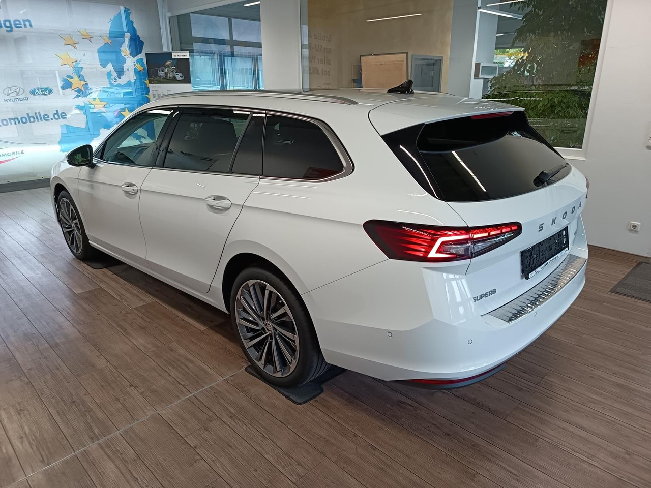 Skoda Superb Combi L&K 2,0TDI 4x4*PSD*STD.HZG*360°*HUD - Voiture break: photos 4 Skoda Superb Combi L&K 2,0TDI 4x4*PSD*STD.HZG*360°*HUD - Voiture break: photos 4