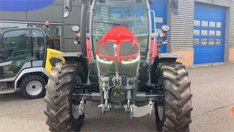 Massey Ferguson 5S.145 Exclusive Dyna-6 Exclusive  - Tracteur agricole: photos 2 Massey Ferguson 5S.145 Exclusive Dyna-6 Exclusive  - Tracteur agricole: photos 2
