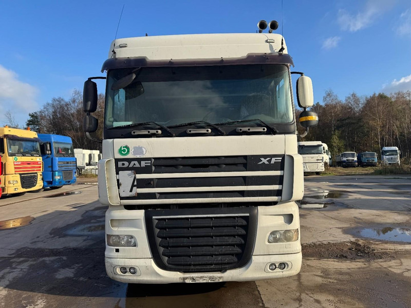 DAF 105 XF 460 Space Cab (MANUAL GEARBOX / BOITE MANUELLE / 6X2 / 8 TIRES / 8 ROUES) - Camion plateau: photos 2 DAF 105 XF 460 Space Cab (MANUAL GEARBOX / BOITE MANUELLE / 6X2 / 8 TIRES / 8 ROUES) - Camion plateau: photos 2