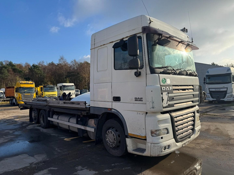 DAF 105 XF 460 Space Cab (MANUAL GEARBOX / BOITE MANUELLE / 6X2 / 8 TIRES / 8 ROUES) - Camion plateau: photos 3 DAF 105 XF 460 Space Cab (MANUAL GEARBOX / BOITE MANUELLE / 6X2 / 8 TIRES / 8 ROUES) - Camion plateau: photos 3