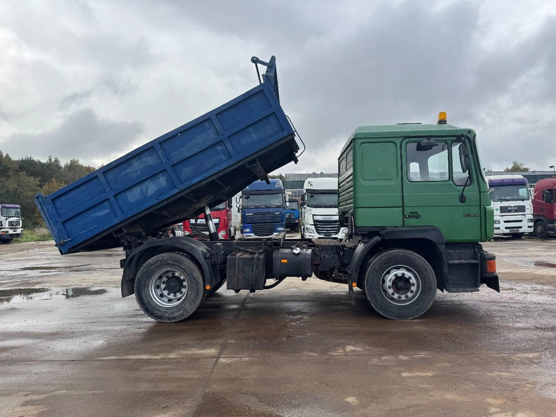 MAN 19.322  (STEEL SUSPENSION & MANUAL PUMP / SUSPENSION LAMES & POMPE MANUELLE) - Utilitaire benne: photos 4 MAN 19.322  (STEEL SUSPENSION & MANUAL PUMP / SUSPENSION LAMES & POMPE MANUELLE) - Utilitaire benne: photos 4