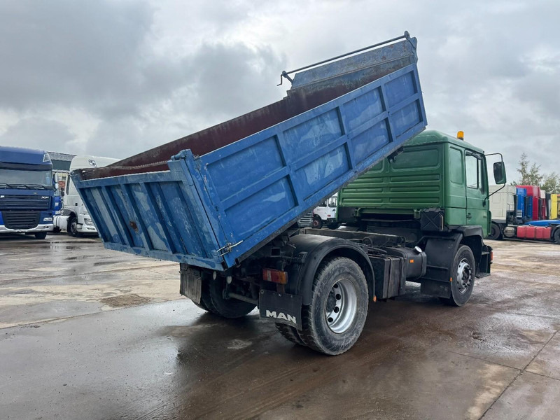 MAN 19.322  (STEEL SUSPENSION & MANUAL PUMP / SUSPENSION LAMES & POMPE MANUELLE) - Utilitaire benne: photos 5 MAN 19.322  (STEEL SUSPENSION & MANUAL PUMP / SUSPENSION LAMES & POMPE MANUELLE) - Utilitaire benne: photos 5