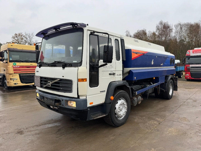 Volvo FL 6 - 220 (11000 L / 2 COMPARTMENTS / 18 TON / MANUAL GEARBOX / PERFECT) - Camion citerne: photos 1 Volvo FL 6 - 220 (11000 L / 2 COMPARTMENTS / 18 TON / MANUAL GEARBOX / PERFECT) - Camion citerne: photos 1