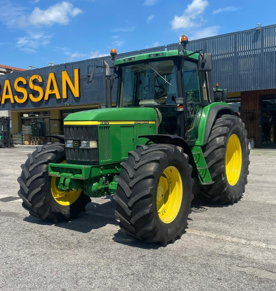 JOHN DEERE 6810 - Tracteur agricole: photos 1 JOHN DEERE 6810 - Tracteur agricole: photos 1