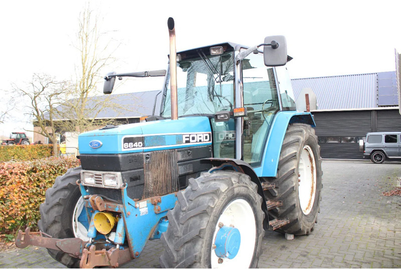 New Holland 6640 met turbo fronthef en front pto - Tracteur agricole: photos 5 New Holland 6640 met turbo fronthef en front pto - Tracteur agricole: photos 5