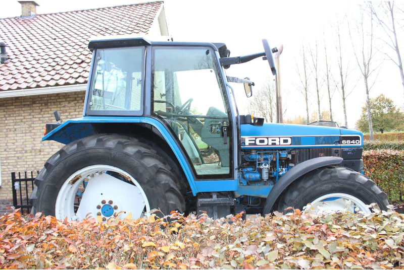 New Holland 6640 met turbo fronthef en front pto - Tracteur agricole: photos 2 New Holland 6640 met turbo fronthef en front pto - Tracteur agricole: photos 2