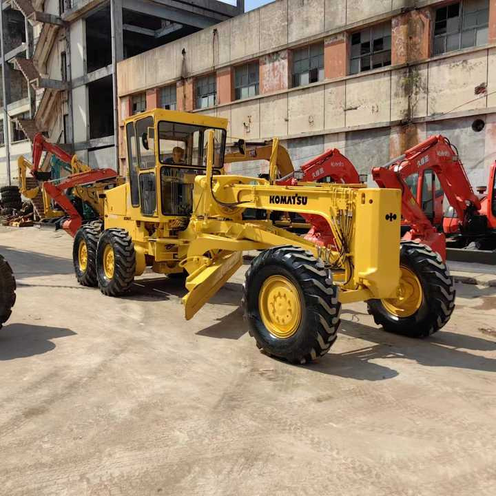 Japan Komatsu GD511 Motor Grader Cheap Price Komatsu Road Grader GD511 Good Condition in China - Niveleuse: photos 1 Japan Komatsu GD511 Motor Grader Cheap Price Komatsu Road Grader GD511 Good Condition in China - Niveleuse: photos 1